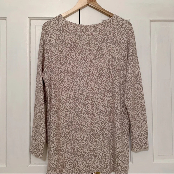American Eagle Super Soft Leopard V-Neck Long Sleeve Pullover - Picture 3 of 5